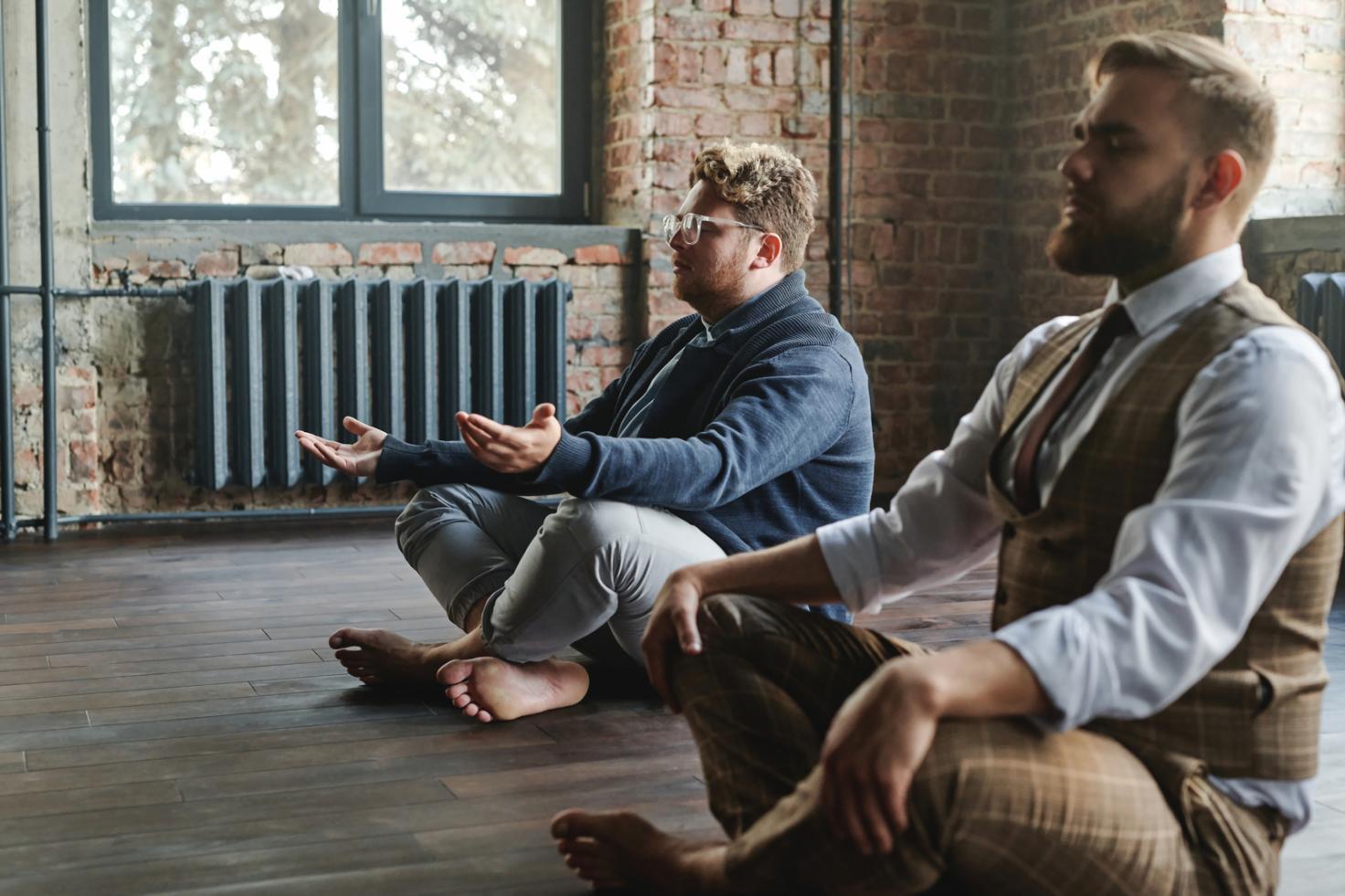 Huzurlu bir ortamda meditasyon pratiği yapan kişi
